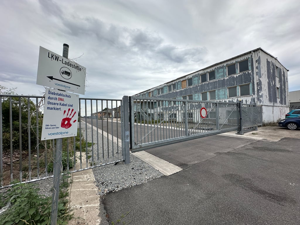 Zwischen dem Gelände der Bahn und einem lokalen Unternehmen in Königsborn steht seit Einweihung der neuen Straße ein verschlossenes Tor.