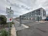 Zwischen dem Gelände der Bahn und einem lokalen Unternehmen in Königsborn steht seit Einweihung der neuen Straße ein verschlossenes Tor.
