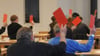 Abstimmungskarte hoch. Einem Großteil, der mehr als 20 Beschlüsse im Stadtrat, wurde zugestimmt.