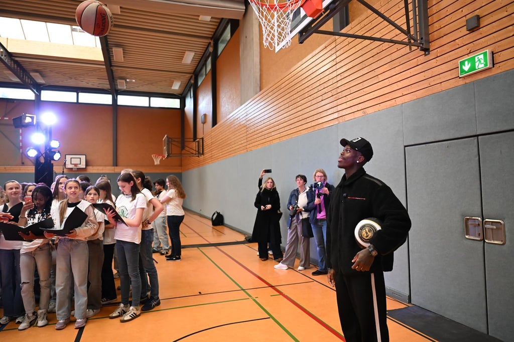 Dennis Schröder (r) kehrte in Braunschweig zu den Wurzeln seiner Basketball-Karriere zurück.