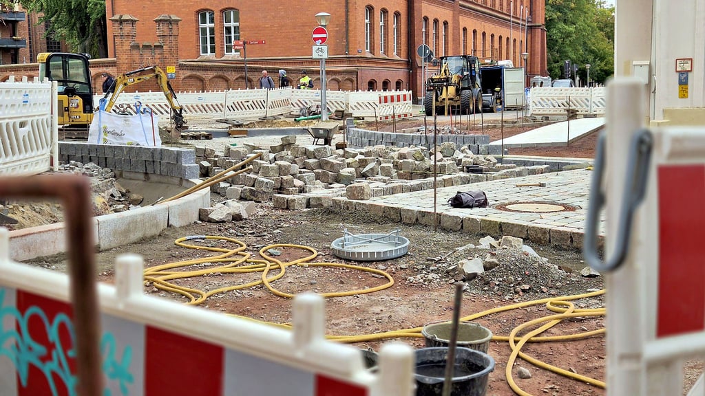 Die Bauarbeiten auf der Kreuzung Karlstraße/Hallstraße/Am Dom in Stendal gehen langsamer voran als geplant.