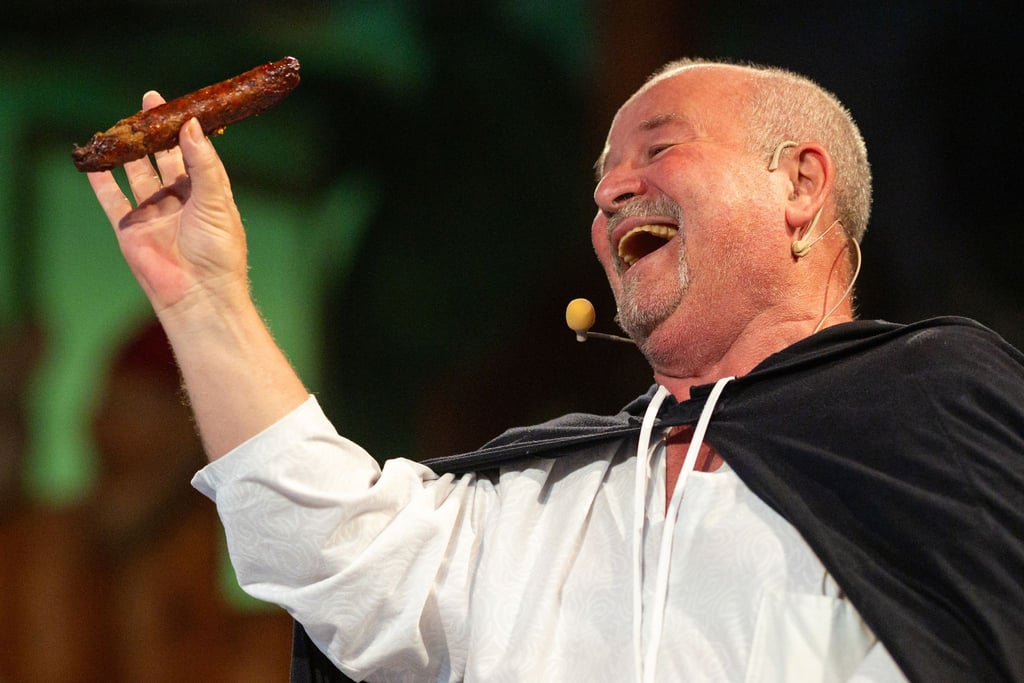 Vor dem Boxkampf um die älteste Bratwurstküche ein bisschen nachgestellte Geschichte: Probst Johann von Siebeleben soll 1404 erstmals eine Bratwurst erwähnt haben. Bernd Plachter spielte ihn nun.