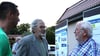 Umweltwissenschaftler Hans-Ulrich Zabel (Mitte) im Austausch mit Bürgern in Klietz bei einer Infoveranstaltung zu einem geplanten Windpark bei Scharlibbe.