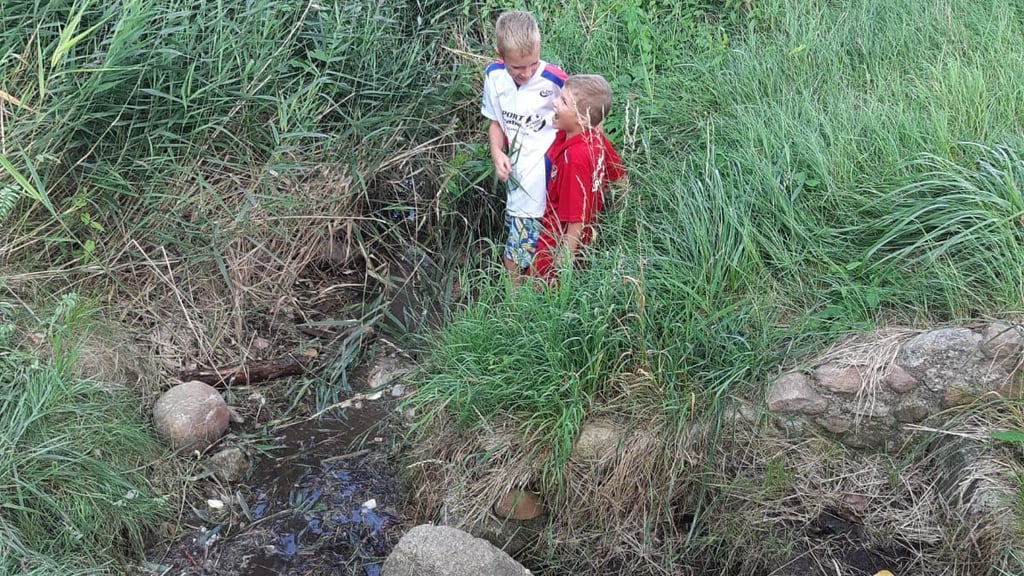 Paul Toni und Michel Anton (rechts) an der Salzquelle in Remkersleben, die sie von Unrat befreit haben.