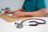 Die Hausarzt-Praxis in Mieste stellt ihre kassenärztliche Arbeit ein. Krankenkassen weigern sich, für die Behandlung dort zu bezahlen. 