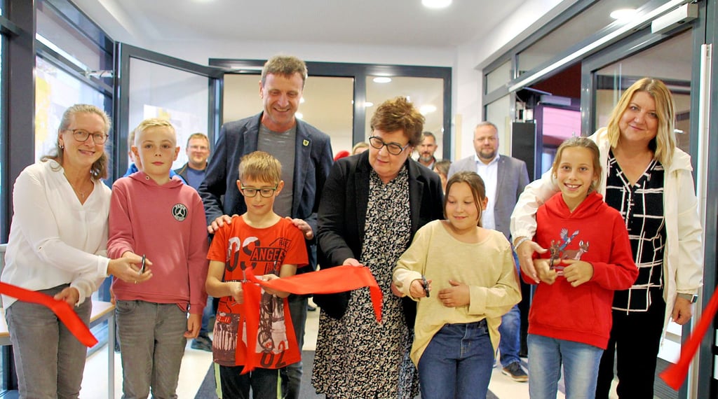 Hortleiterin Gerit Tolstych, Bürgermeister Steffen Kunnig, Sozialministerin Petra Grimm-Benne und Rektorin Michaela Naumann (von links) durchschnitten mit Unterstützung der Schüler das obligatorische rote Band.