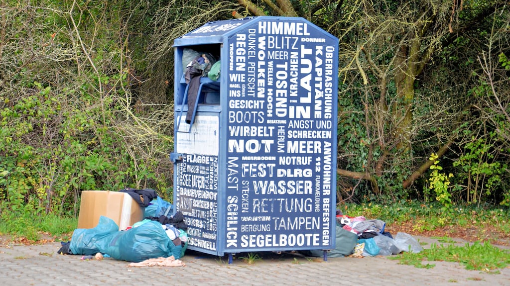 Ein Anlass neuerlicher Aufregung um Staßfurts Müll: ein Altkleidercontainer in Rathmannsdorf.