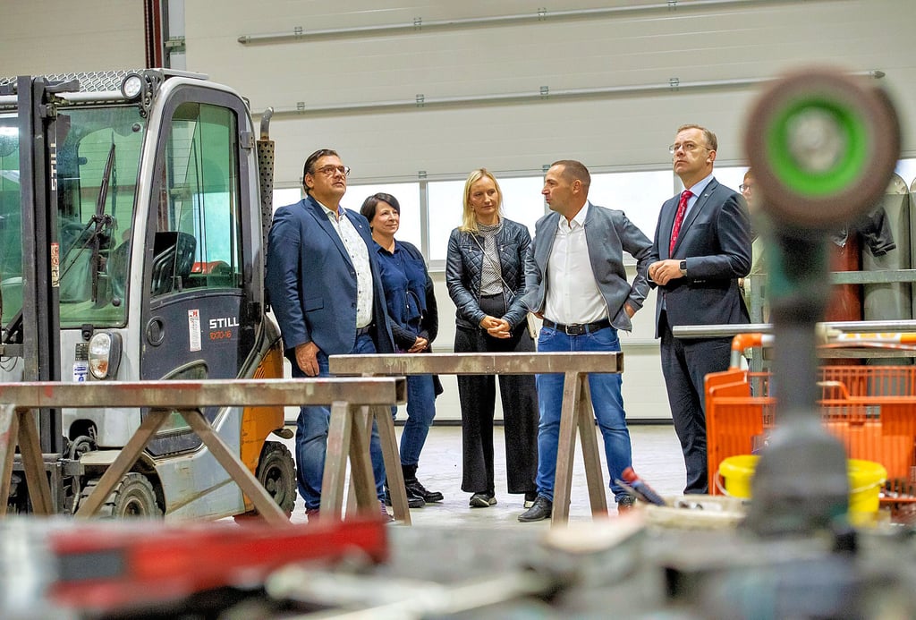Mathias (2.v.r.) und Nancy Behnke (2.v.l.) führen Oberbürgermeister Armin Müller (v.l.), Wirtschaftsförderin Claudia Rößler sowie den Landtagsabgeordneten Daniel Sturm durch die neue Halle.