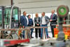 Mathias (2.v.r.) und  Nancy Behnke (2.v.l.) führen Oberbürgermeister  Armin Müller (v.l.), Wirtschaftsförderin Claudia Rößler sowie den Landtagsabgeordneten Daniel Sturm durch die neue Halle. 