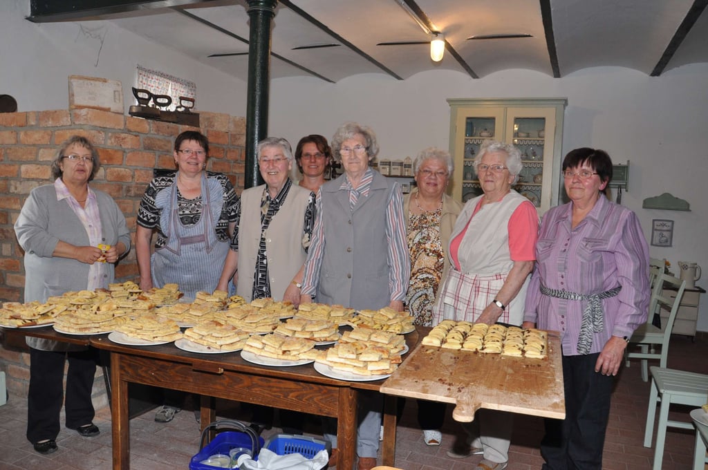 Anfang Juli 2013 wurde in der Jävenitzer Heimatstube mit einem großen Fest der große, historische Backofen eingeweiht. Natürlich gab es dazu leckeren altmärkischen Hefekuchen. Zu den fleißigen Bäckerinnen gehörten damals Walburga Friedrichs (von links), Roswitha Brandt, Elfriede Deike, Ivonne Henke,Ursula Wenzel, Ingrid Brunsch, Lisa Gille und Roswitha Bühnemann.