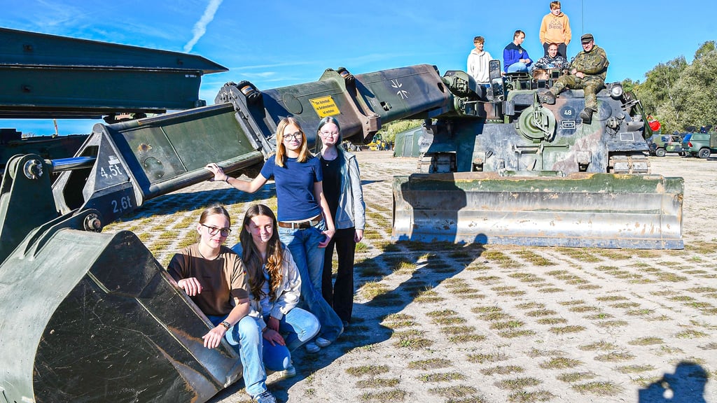 Zum Tag der Schulen als Generalprobe für das Havelbiwak der Bundeswehr Havelberg am Sonnabend, 27. September, haben Schüler aus Tangerhütte den Pionierpanzer Dachs erkundet.