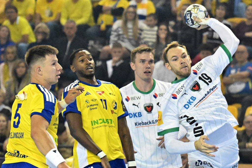 Mathias Gidsel (r) traf mit neuen Schuhen gleich 13 Mal gegen Kielce