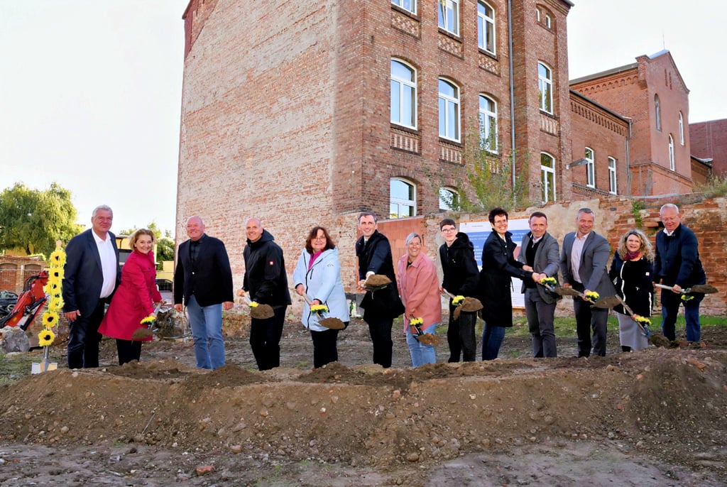 Zehn Werkzeuge reichten am Mittwoch nicht aus für den Spatenstich zur neuen Sport- und Mehrzweckhalle an der Freien Schule.