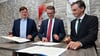 Conrad Clemens (l, CDU), Minister für Kultur von Sachsen, Christian Tischner (M, CDU), Minister für Bildung, Wissenschaft und Kultur von Thüringen, und Jan Riedel (r, CDU), Minister für Bildung von Sachsen-Anhalt, unterzeichnen eine Kooperationsvereinbarung der drei Ministerien mit dem Titel „Starke Bildungsregion Mitteldeutschland“.