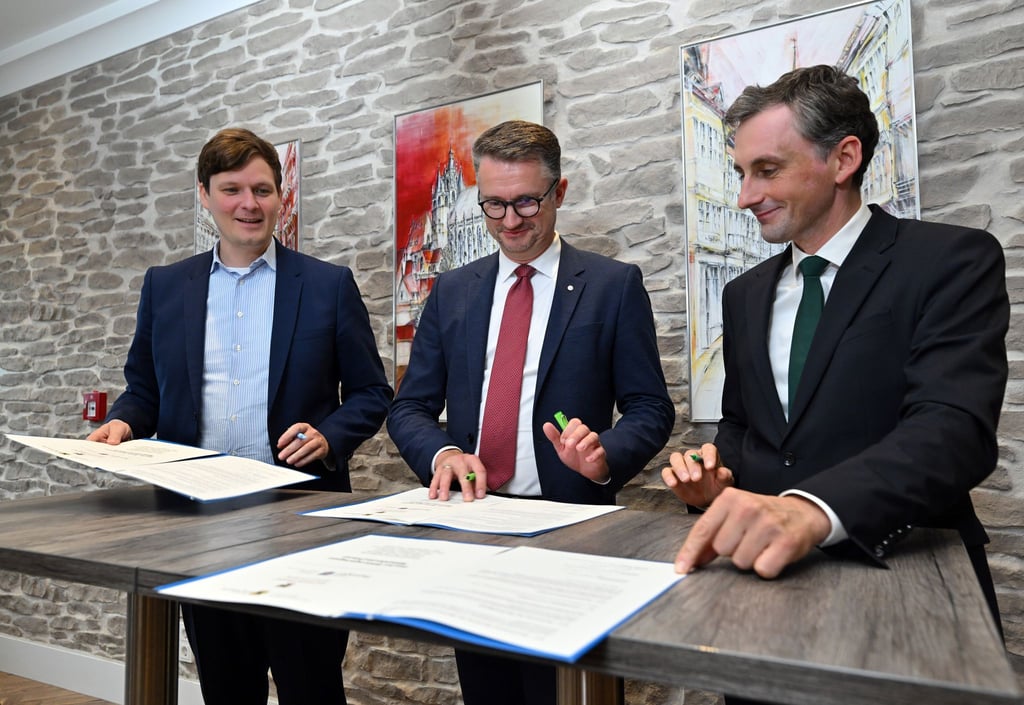 Conrad Clemens (l, CDU), Minister für Kultur von Sachsen, Christian Tischner (M, CDU), Minister für Bildung, Wissenschaft und Kultur von Thüringen, und Jan Riedel (r, CDU), Minister für Bildung von Sachsen-Anhalt, unterzeichnen eine Kooperationsvereinbarung der drei Ministerien mit dem Titel „Starke Bildungsregion Mitteldeutschland“.