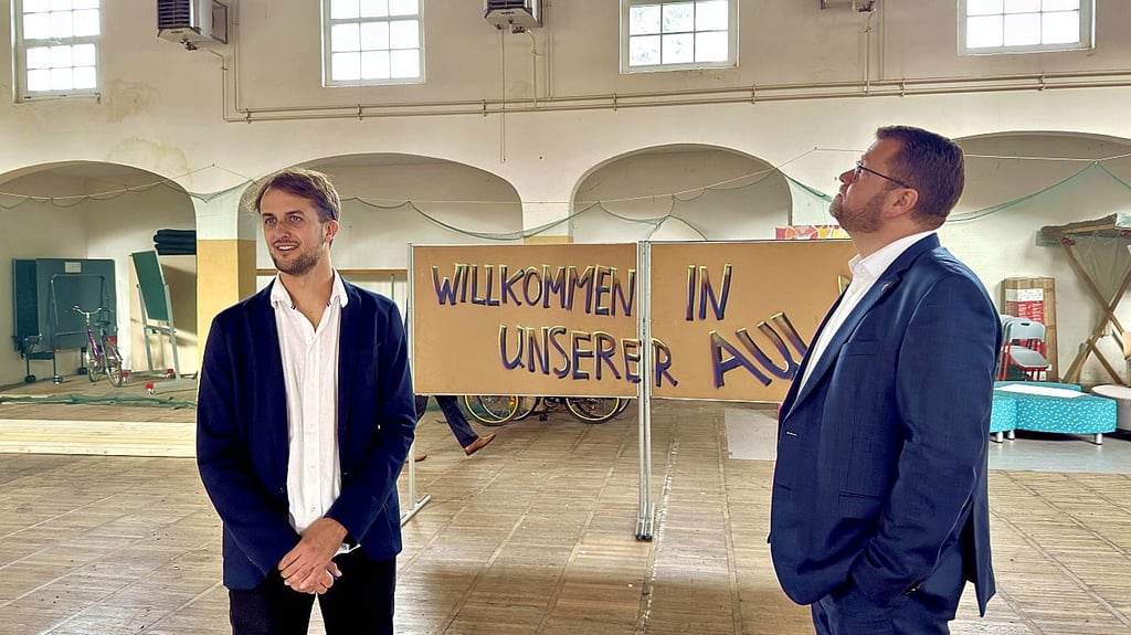 Noch ist es eine Turnhalle: Schulleiter Pascal Rath (l.) und Landrat Christian Tylsch bei der Besichtigung des möglichen Aula-Raums in Kemberg.