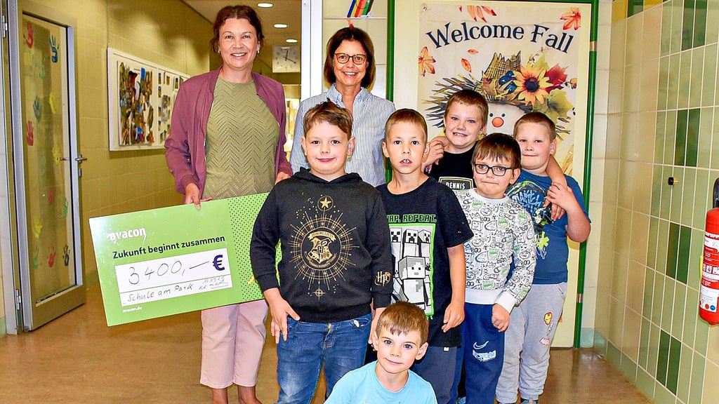 Avacon-Kommunalreferentin Antje Klimek (l.) überreichte Schulleiterin Silke Krug und den Schulkindern den symbolischen Spendenscheck.