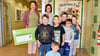Avacon-Kommunalreferentin Antje Klimek (l.) überreichte Schulleiterin Silke Krug und den Schulkindern den symbolischen Spendenscheck. 