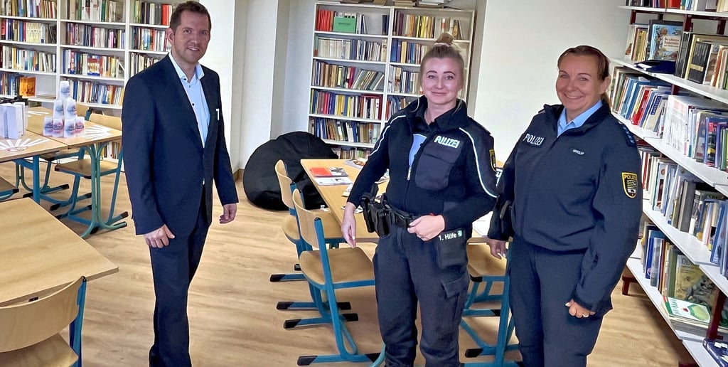 In der Bibliothek der Tangerhütter Gemeinschaftsschule sind die Regionalbereichsbeamtinnen Kathrin Spindler (von rechts) und Rebecca Heinze jetzt regelmäßig zur Schülersprechstunde anzutreffen. Schulleiter Patrick Groß begrüßt das neue Angebot sehr.