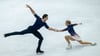Minerva Hase (r) und Nikita Volodin feierten einen Traum-Einstand in die Olympia-Saison.