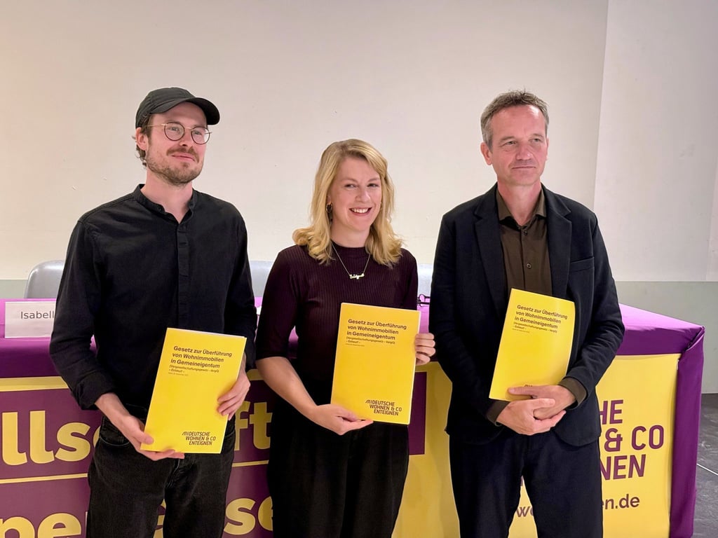 Von links nach rechts: Armin Rothemann, Isabella Rogner und Rechtsanwalt Remo Klinger stellen einen eigenen Gesetzentwurf der Berliner Initiative „Deutsche Wohnen & Co enteignen“ vor.