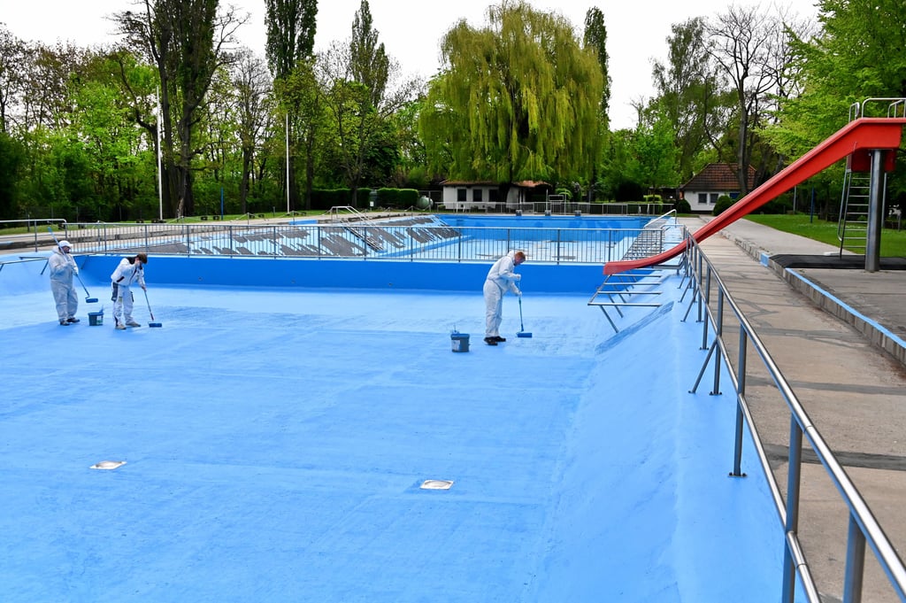 Vor Beginn der Freibadsaison müssen die Becken im Carl-Miller-Bad fit gemacht werden. Doch die stark sanierungsbedürftigen Becken werden bald abgerissen.