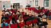 Schüler haben das Programm der Festveranstaltung zur feierlichen Einweihung der Sekundarschule Roßlau mitgestaltet und in der Aula aufgeführt.