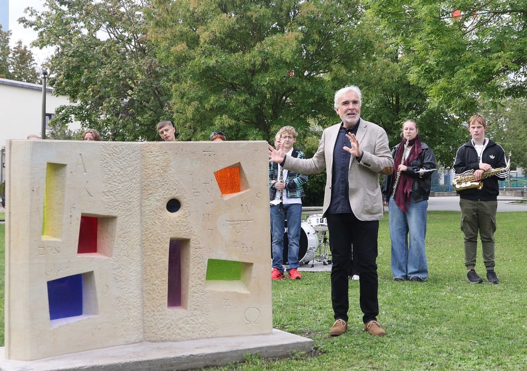 Das Kunstwerk „Das Buch lebt“ wurde auf dem Schulhof der KGS „Humboldt“ in Neustadt aufgestellt. Geschaffen hat es der Dresdner Bildhauer Reinhard Pontius.