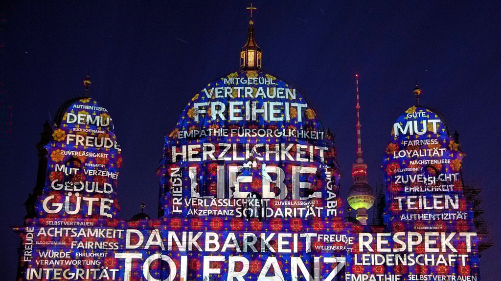Ein Ferienausflug führt zum „Festival of Lights“ nach Berlin, wo auch der Berliner Dom und der Fernsehturm angestrahlt werden.