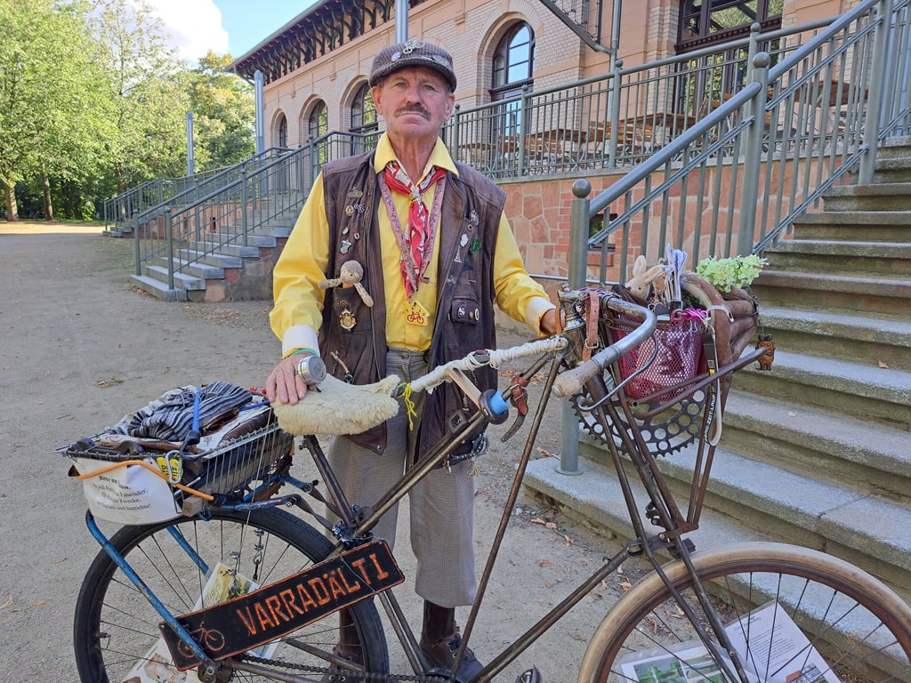 „Varradälti Gerd“ ist mit seinen Oldtimern auf Magdeburgs Straßen unterwegs.