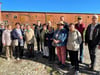 Pünktlich um 10:00 Uhr trafen sich rund 20 Senioren aus Vehlitz und den umliegenden Gemeinden, um mit Jens Hünerbein, Bürgermeister der Einheitsgemeinde Gommern und dem Ortsbürgermeister von Vehlitz, Hartmut Specht, durch das Dorf zu spazieren