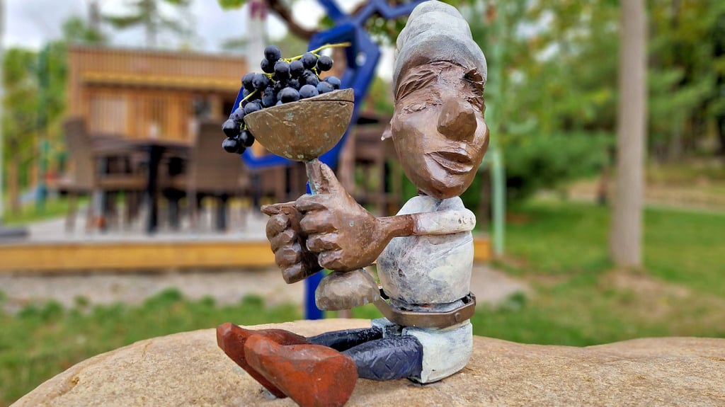 Der Weinzwerg im hinteren Teil des Kurparks von Bad Dürrenberg hat einen Namen erhalten.