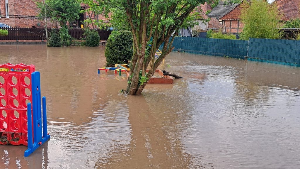 In Anderbeck stand unter anderem das Außengelände der Kita nach dem Starkregen im April komplett unter Wasser.