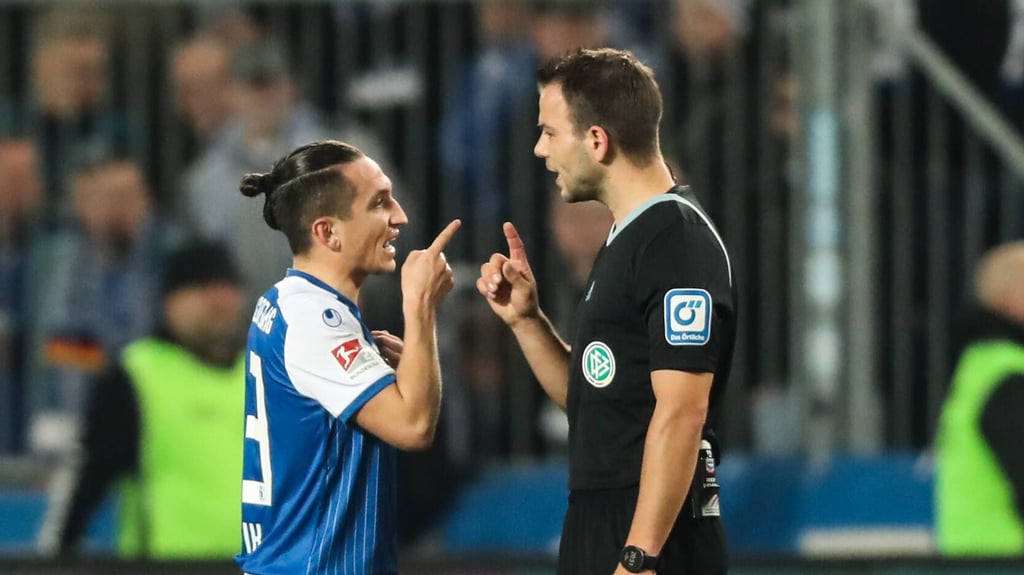 Wolfgang Haslberger im Austausch mit Baris Atik vom 1. FC Magdeburg im November 2022 beim Spiel des FCM gegen den SV Darmstadt.