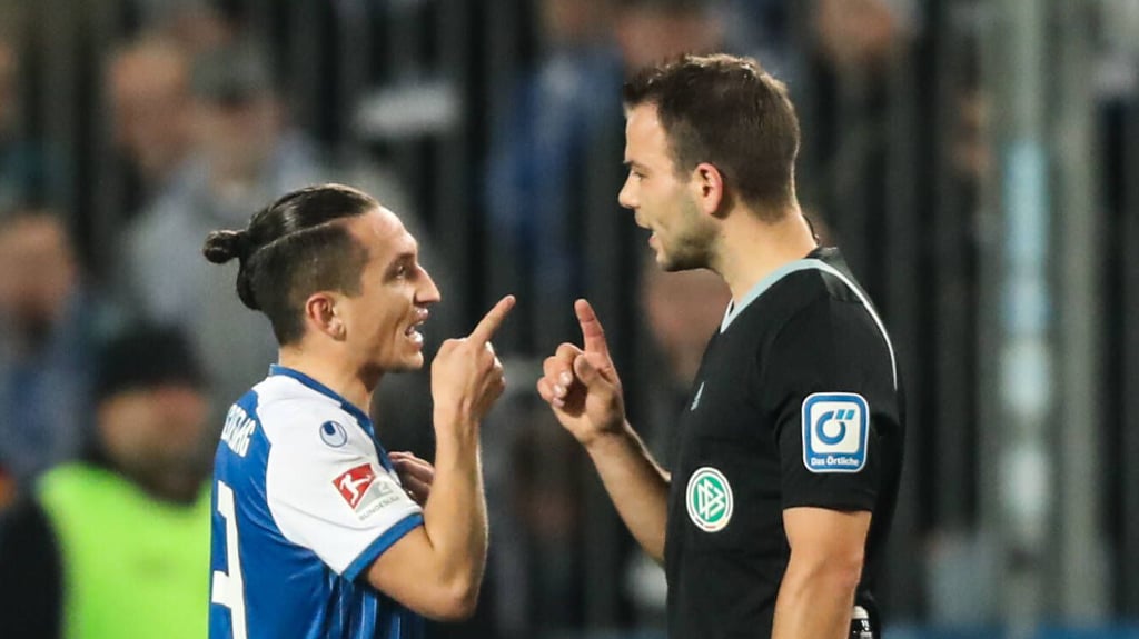 Wolfgang Haslberger im Austausch mit Baris Atik vom 1. FC Magdeburg im November 2022 beim Spiel des FCM gegen den SV Darmstadt.