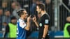 Wolfgang Haslberger im Austausch mit Baris Atik vom 1. FC Magdeburg im November 2022 beim Spiel des FCM gegen den SV Darmstadt.