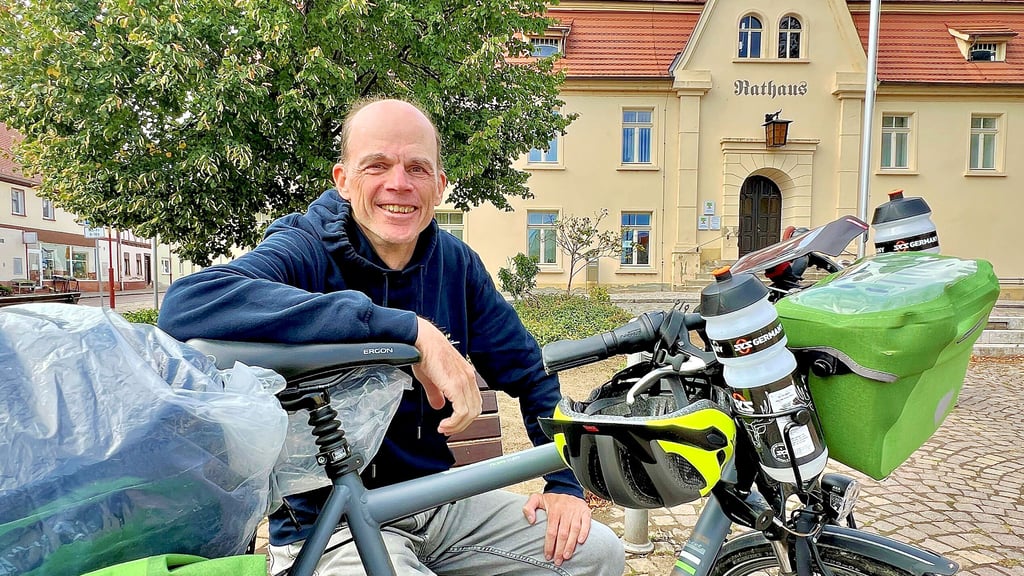 Manfred Schank reist mit seinem Fahrrad durch ganz Deutschland, um alle Städte und Orte mit Nienburg im Namen zu bereisen. Auch in Nienburg an der Saale war er nun zu Besuch.