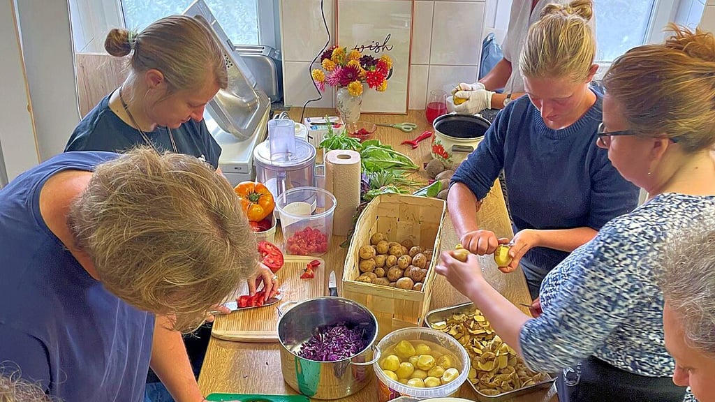In einem Workshop werden den Veranstaltern weitere Ideen vorgestellt, wie auch aus regionalen Zutaten tolles Festivalessen entstehen kann.