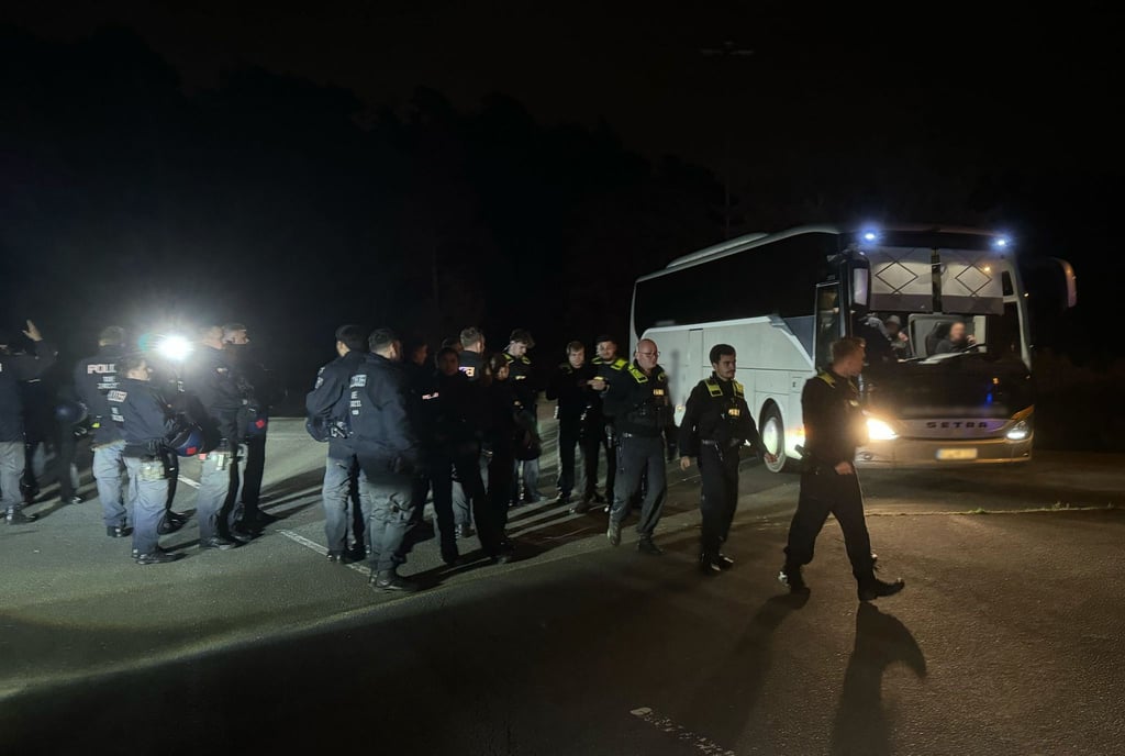 Einsatz auf dem Gelände der ehemaligen Raststätte Dreilinden: Die Polizei hatte die Fans kontrolliert.
