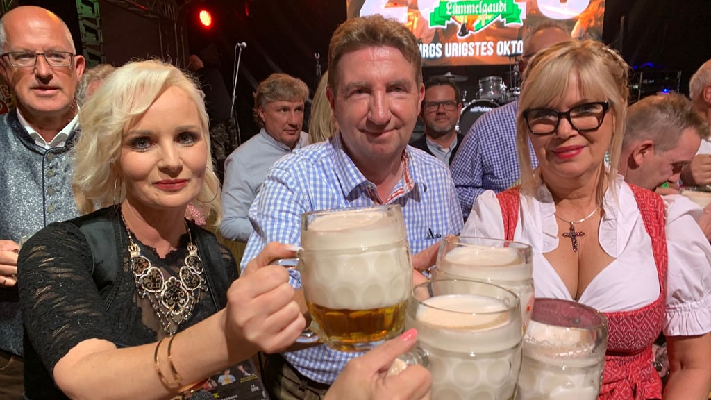 O`zapft is! Magdeburgs Oberbürgermeisterin Simone Borris (rechts) hat die 13. Lümmelgaudi eröffnet. Im schicken roten Dirndl gab sie mit Sängerin Anje Klann (links) und Veranstalter Jens Hitzeroth den Auftakt für das Oktoberfest in der Landeshauptstadt.