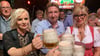 O`zapft is! Magdeburgs Oberbürgermeisterin Simone Borris (rechts) hat die 13. Lümmelgaudi eröffnet. Im schicken roten Dirndl gab sie mit Sängerin Anje Klann (links) und Veranstalter Jens Hitzeroth den Auftakt für das Oktoberfest in der Landeshauptstadt.