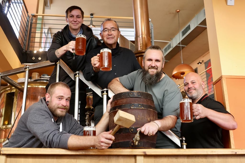 Die Mannschaft von Brauhaus und Bierkanzlei - oben Sandra Menzel (l.) und Brauhaus-Inhaber Temba Schuh, darunter Brauer Johannes Nass, Maximilian Leißring und Lukas Röse (v.l.) - lädt heute zur Jubiläumsparty samt Fass-Anstich in Halles „Spezialitätenbrauerei“.