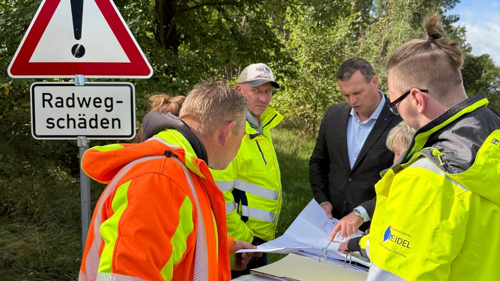 Bauberatung mit Vertretern der Kreisverwaltung, der Stadt Jerichow, dem Bauunternehmen Matthäi sowie dem Planungsbüro Seidel auf dem Radweg entlang der K 1199 zwischen Genthin und Brettin.