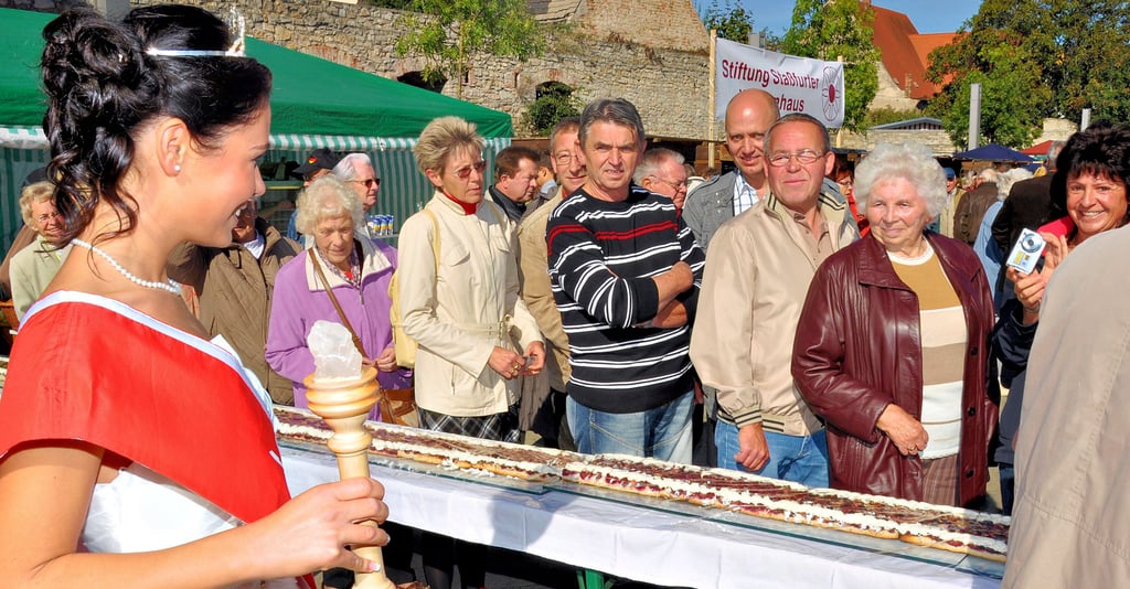 Ein Tag der Regionen ohne Kuchen-Attraktion – unvorstellbar für Staßfurt. Die Salzfee ist 2025 eine andere - hier war es 2012 mit Stefanie Otto die zweite - und auch der „längste Pflaumenkuchen“ kommt am Sonntag nicht von Bechsteins, sondern von der Bäckerei Winkel. Zehn Meter lang soll er aber sein.