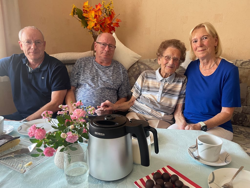 Gerda Steuer aus Gommern mit ihren Kindern Sven, Holger und Bettina