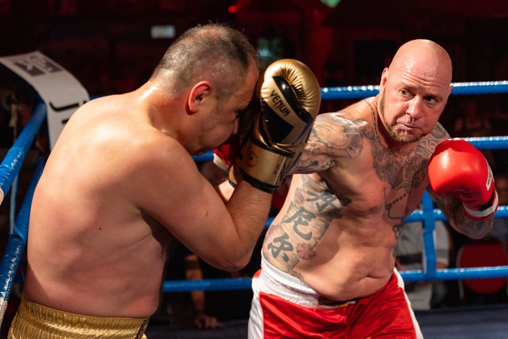 Die Amateurboxer Daniel Bertz (r) gewinnt für Thüringen gegen Hasan Arli für Nürnberg bei dem Show-Boxkampf.