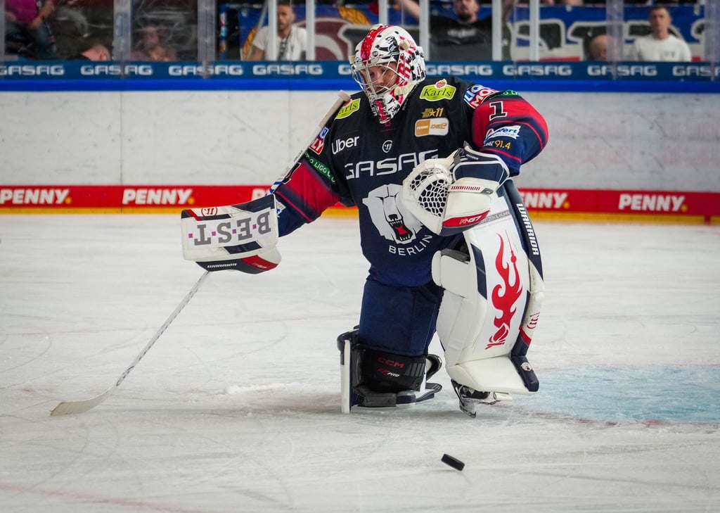 Torhüter Jonas Stettmer musste mit den Eisbären Berlin eine Heimniederlage gegen Straubing hinnehmen.