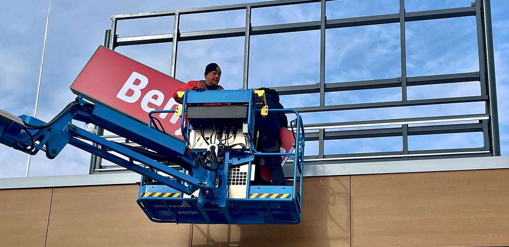 Benjamin Schreck ist der neue Marktleiter des Rewe in der Schillerstraße. Daran, dass sein Name nun so groß am Eingang leuchten wird, muss sich der selbständige Unternehmer erst noch gewöhnen.