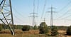 Stromtrassen bei Uchtdorf. Das Stromnetz muss bei Schwankungen aus erneuerbaren Energien geregelt werden. Dazu braucht es Speicher, die überschüssigen Strom dann abgeben, wenn er gebraucht wird.