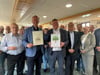 Kleine Geschenke erhalten die Freundschaft der Partnerstädte: Jens Hünerbein, Bürgermeister der Stadt Gommern, erhielt einen Gutschein für eine Sitzbank - sein Amtskollege, Alexander Hoppe aus Königslutter, durfte sich über einen Baumgutschein freuen